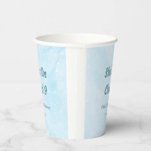 Sie ist auf Cloud 9 Dreamy Sky Blue Brautparty Pappbecher (Rechts)