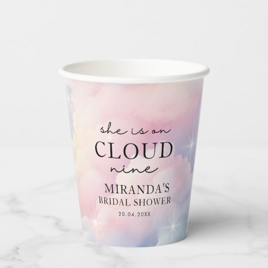 Sie ist auf Cloud 9 Dreamy Stars Brautparty Pappbecher (Rückseite)
