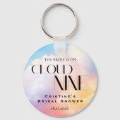 Sie ist auf Cloud 9 farbiges Pastel-Brautparty Schlüsselanhänger (Rückseite)