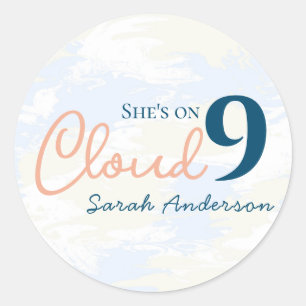 Sie ist auf Cloud 9 Minimalistische Babyparty Runder Aufkleber