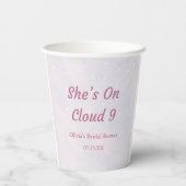 Sie ist auf Cloud 9 Pastel Dreamy Brautparty Pappbecher (Rückseite)