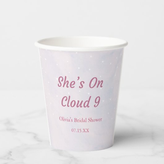 Sie ist auf Cloud 9 Pastel Dreamy Brautparty Pappbecher (Vorderseite)