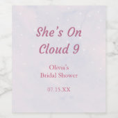 Sie ist auf Cloud 9 Pastel Dreamy Brautparty Weinetikett (Einzelnes Label)