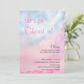 Sie ist auf Cloud 9 Pink Watercolor Brautparty Einladung (Stehend Vorderseite)