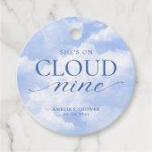 Sie ist auf Cloud Nine Blue Brautparty Geschenkanhänger (Vorderseite)