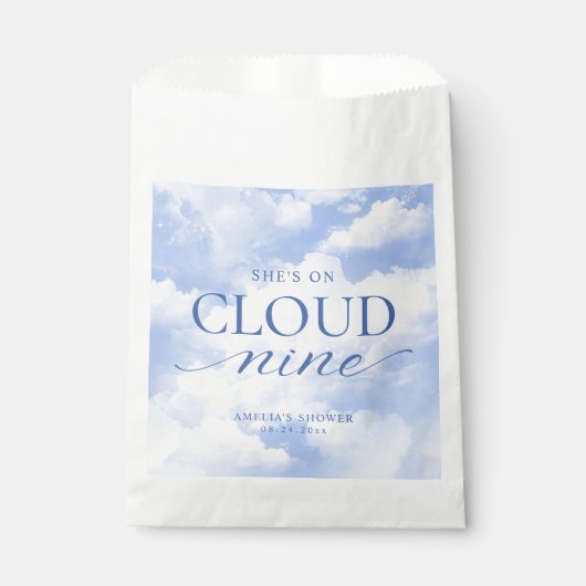 Sie ist auf Cloud Nine Blue Brautparty Geschenktütchen (Vorderseite)