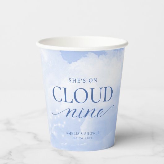 Sie ist auf Cloud Nine Blue Brautparty Pappbecher (Rückseite)