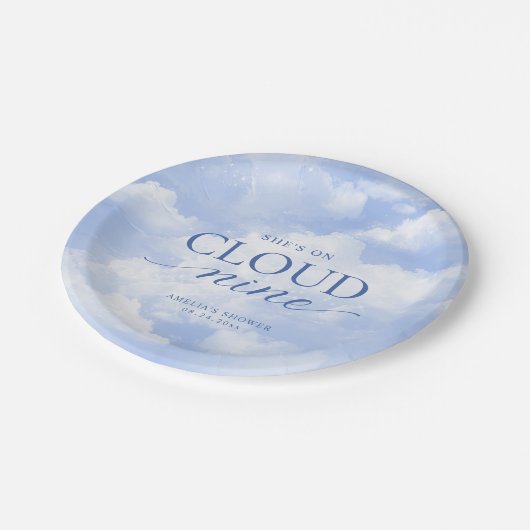 Sie ist auf Cloud Nine Blue Brautparty Pappteller (Schrägansicht)