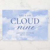 Sie ist auf Cloud Nine Blue Brautparty Schaumweinetikett (Einzelnes Label)
