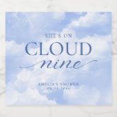 Sie ist auf Cloud Nine Blue Brautparty Schaumweinetikett (Einzelnes Label)