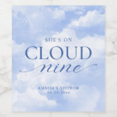 Sie ist auf Cloud Nine Blue Brautparty Weinetikett (Einzelnes Label)
