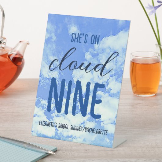 Sie ist auf Cloud Nine! Brautparty/Bachelorette Sockelschild (In Situ)