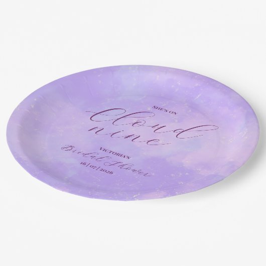 Sie ist auf Cloud Nine Brautparty Pappteller (Schrägansicht)