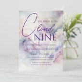 Sie ist auf Cloud Nine Dreamy Lila Brautparty Einladung (Stehend Vorderseite)