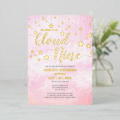 Sie ist auf Cloud Nine Dreamy Pink Brautparty Folieneinladung (Stehend vorne)