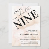 Sie ist auf Cloud Nine Heart Script Brautparty Einladung (Vorderseite)