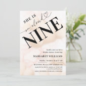 Sie ist auf Cloud Nine Heart Script Brautparty Einladung (Stehend Vorderseite)