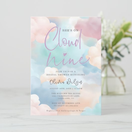 Sie ist auf Cloud Nine Pastellfarben Brautparty Einladung (Stehend Vorderseite)