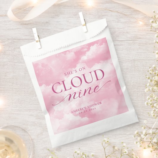 Sie ist auf Cloud Nine Pink Brautparty Geschenktütchen (Ausgeschnitten)