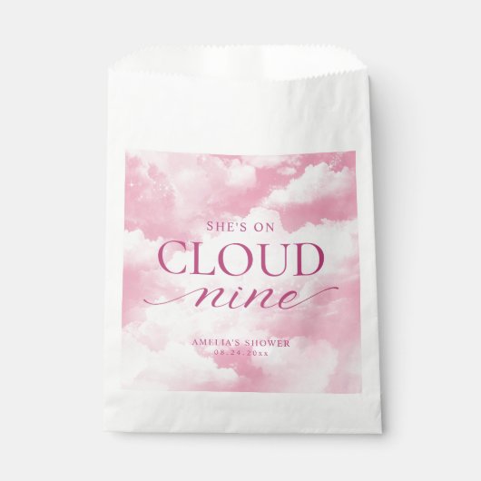 Sie ist auf Cloud Nine Pink Brautparty Geschenktütchen (Vorderseite)