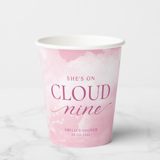 Sie ist auf Cloud Nine Pink Brautparty Pappbecher (Rückseite)