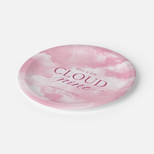 Sie ist auf Cloud Nine Pink Brautparty Pappteller (Schrägansicht)