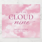 Sie ist auf Cloud Nine Pink Brautparty Schaumweinetikett (Einzelnes Label)
