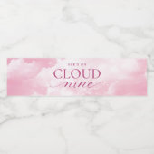 Sie ist auf Cloud Nine Pink Brautparty Wasserflaschenetikett (Einzelnes Label)