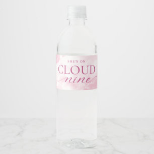 Sie ist auf Cloud Nine Pink Brautparty Wasserflaschenetikett