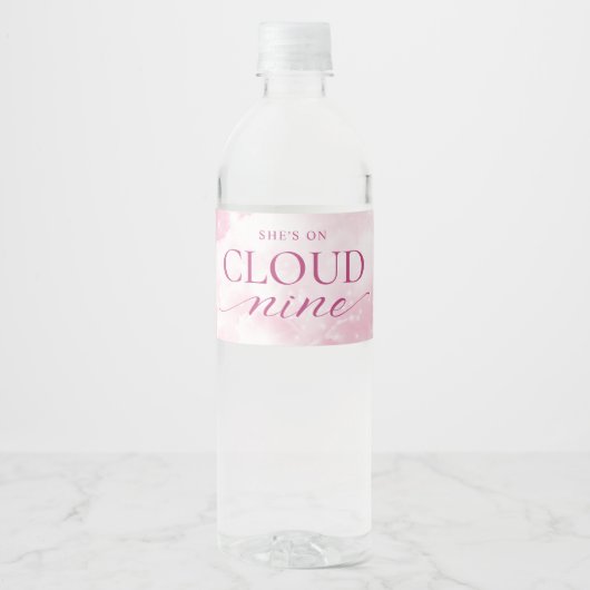 Sie ist auf Cloud Nine Pink Brautparty Wasserflaschenetikett (Vorderseite)