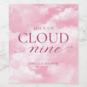 Sie ist auf Cloud Nine Pink Brautparty Weinetikett (Einzelnes Label)