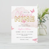 Sie ist auf Cloud Nine Pink Butterflies Brautparty Einladung (Stehend Vorderseite)