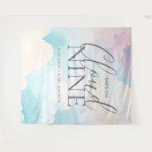 Sie ist auf der Cloud Nine Baby Shower Backdrop Wandteppich (Vorderseite (Horizontal))