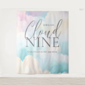 Sie ist auf der Cloud Nine Baby Shower Backdrop Wandteppich (Vorderseite)