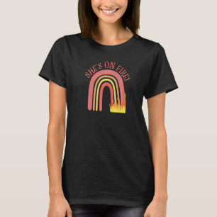 Sie ist auf Feuer Regenbogenmütter erfolgreiche Ac T-Shirt