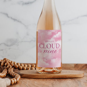 Sie ist auf rosa Cloud Nine Brautparty Weinetikett