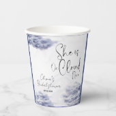 Sie ist auf Wolke neun Pappbecher (Vorderseite)