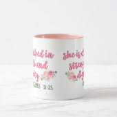 Sie ist bekleidet in Kraft und Würde / Bibelverse Tasse (Zentrum)