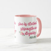 Sie ist bekleidet in Kraft und Würde / Bibelverse Tasse (VorderseiteRechts)