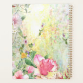 Sie ist bekleidet mit einer Blumenschrift Planer (Rückseite)