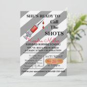 Sie ist bereit, den Shots Nursing Abschluss zu nen Einladung (Stehend Vorderseite)