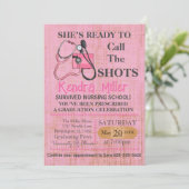 Sie ist bereit, den Shots Nursing Abschluss zu nen Einladung (Stehend Vorderseite)