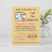 Sie ist bereit, den Shots Nursing Abschluss zu nen Einladung (Stehend Vorderseite)