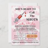 Sie ist bereit, den Shots Nursing Abschluss zu nen Einladung (Vorderseite)