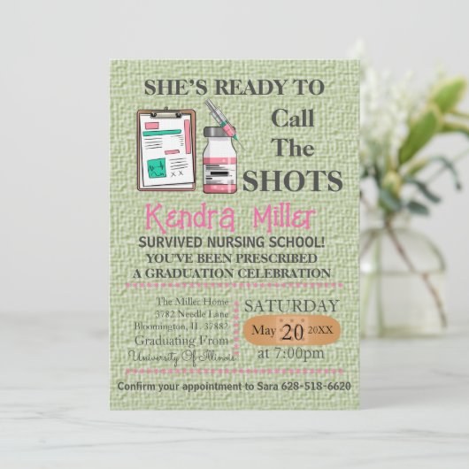 Sie ist bereit, den Shots Nursing Abschluss zu nen Einladung (Stehend Vorderseite)