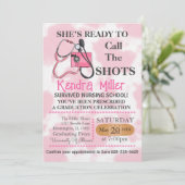 Sie ist bereit, den Shots Nursing Abschluss zu nen Einladung (Stehend Vorderseite)