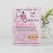 Sie ist bereit, den Shots Nursing Abschluss zu nen Einladung (Stehend Vorderseite)