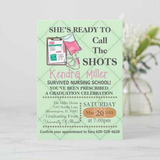 Sie ist bereit, den Shots Nursing Abschluss zu nen Einladung (Stehend Vorderseite)