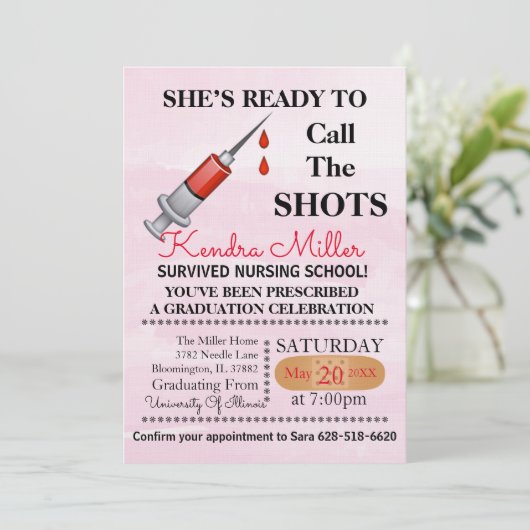 Sie ist bereit, den Shots Nursing Abschluss zu nen Einladung (Stehend Vorderseite)