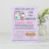 Sie ist bereit, den Shots Nursing Abschluss zu nen Einladung (Stehend Vorderseite)